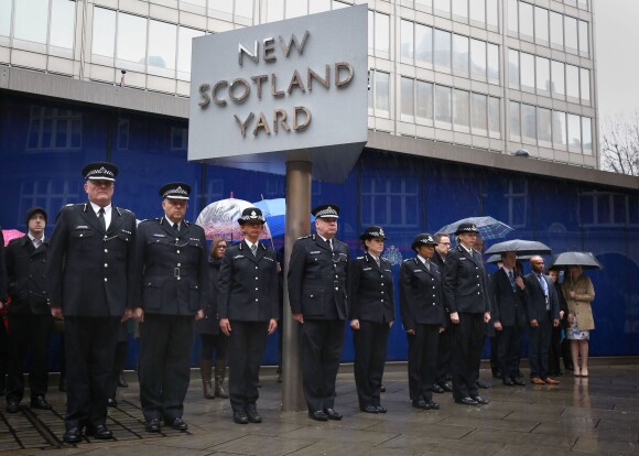 Scotland Yard rend hommage aux victimes du massacre de Charlie Hebdo le 8 janvier 2015 à Londres