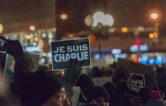 Des centaines de personnes se sont rassemblées à New York pour soutenir la France edeuillée par le massacre de Charlie Hebdo le 7 janvier 2014