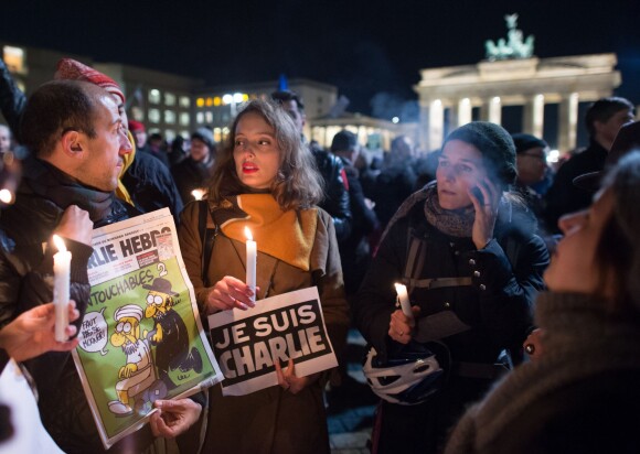 Des centaines de personnes se sont rassemblées à Berlin pour soutenir la France edeuillée par le massacre de Charlie Hebdo le 7 janvier 2014