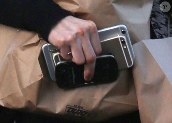 Exclusif - Paris Hilton fait du shopping à Beverly Glen, le 4 janvier 2015, 3 téléphones portables à la main...