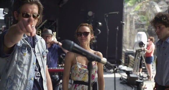 Image du clip de Vanessa Paradis et Benjamin Biolay - Pas besoin de permis, clip réalisé par M/M (Paris) - extrait de l'album live "Love Songs Tour" attendu le 24 novembre 2014.