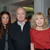 Georges Wolinski entre sa fille Elsa et sa femme Maryse lors des 25 ans de l'eau dynamisante chez Colette à Paris, le 29 mai 2012