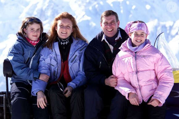 Sarah Ferguson et le prince Andrew à Verbier avec leurs filles Eugenie et Beatrice d'York, en février 2001