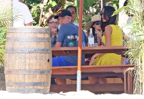 Exclusif - George Clooney et sa femme Amal Alamuddin, lors d'un déjeuner en présence de leurs amis Cindy Crawford et Rande Gerber pendant leurs vacances à Cabo San Lucas le 1 janvier 2015 au Mexique.