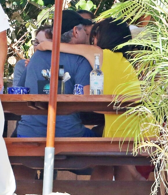 Exclusif - George Clooney et sa femme Amal Alamuddin, lors d'un déjeuner en présence de leurs amis Cindy Crawford et Rande Gerber pendant leurs vacances à Cabo San Lucas le 1 janvier 2015 au Mexique.