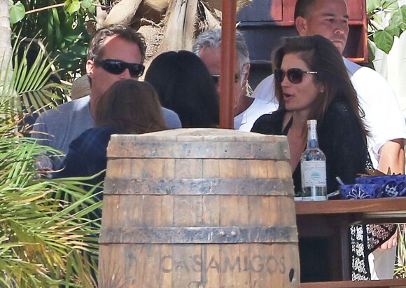 Exclusif - George Clooney et sa femme Amal Alamuddin, lors d'un déjeuner en présence de leurs amis Cindy Crawford et Rande Gerber pendant leurs vacances à Cabo San Lucas le 1 janvier 2015 au Mexique.