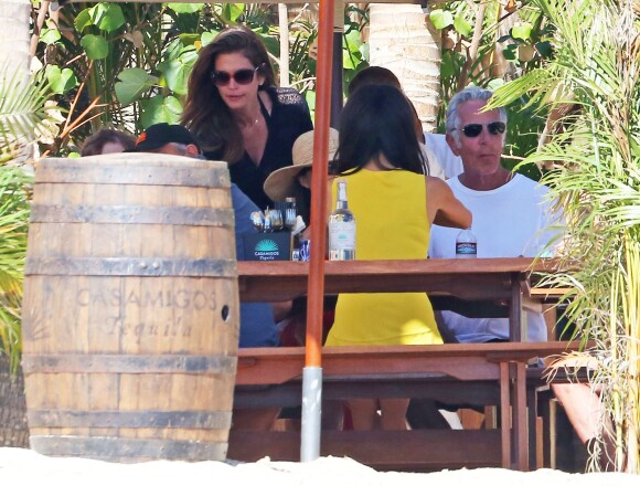 Exclusif - George Clooney et sa femme Amal Alamuddin, lors d'un déjeuner en présence de leurs amis Cindy Crawford et Rande Gerber pendant leurs vacances à Cabo San Lucas le 1 janvier 2015 au Mexique.