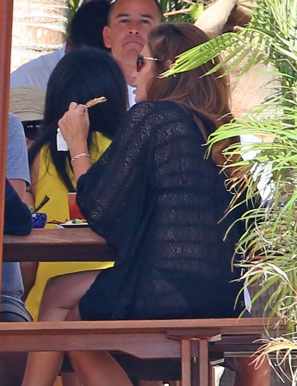 Exclusif - George Clooney et sa femme Amal Alamuddin, lors d'un déjeuner en présence de leurs amis Cindy Crawford et Rande Gerber pendant leurs vacances à Cabo San Lucas le 1 janvier 2015 au Mexique.