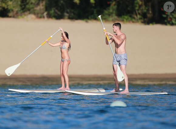 Exclusif - Lea Michele et son compagnon Matthew Paetz profitent de la dernière journée de 2014 pour faire du paddle board à Cabo San Lucas, au Mexique, le 31 décembre 2014.