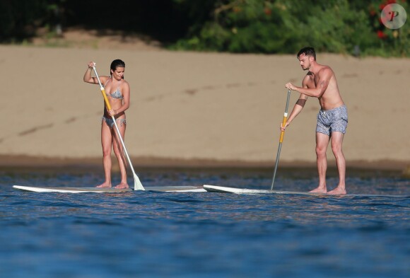 Exclusif - Lea Michele et son compagnon Matthew Paetz profitent de la dernière journée de 2014 pour faire du paddle board à Cabo San Lucas, au Mexique, le 31 décembre 2014, pendant leurs vacances en amoureux.