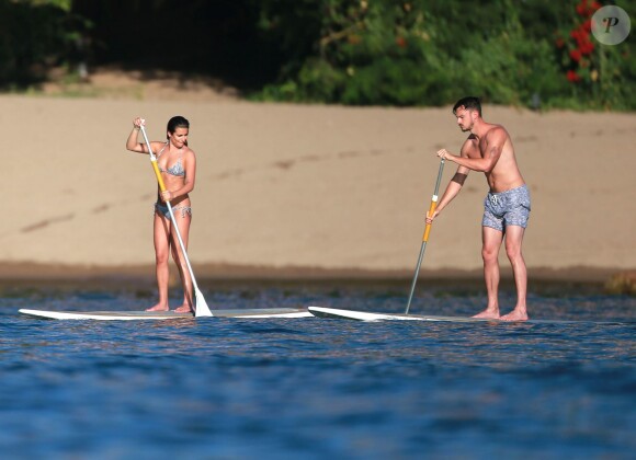 Exclusif - Lea Michele et son compagnon Matthew Paetz profitent de la dernière journée de 2014 pour faire du paddle board à Cabo San Lucas, au Mexique, le 31 décembre 2014, pendant leurs vacances en amoureux.