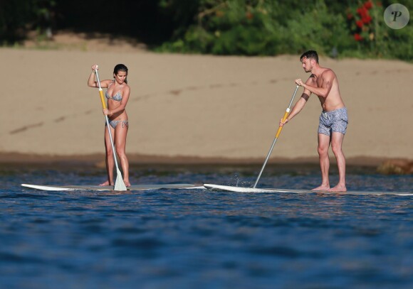 Exclusif - Lea Michele et son compagnon Matthew Paetz profitent de la dernière journée de 2014 pour faire du paddle board à Cabo San Lucas, au Mexique, le 31 décembre 2014, pendant leurs vacances en amoureux.