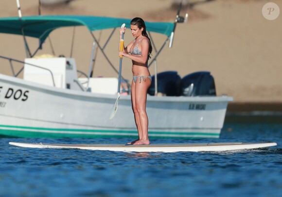 Exclusif - Lea Michele et son compagnon Matthew Paetz profitent de la dernière journée de 2014 pour faire du paddle board à Cabo San Lucas, au Mexique, le 31 décembre 2014, pendant leurs vacances en amoureux.