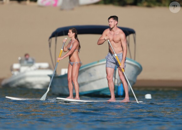 Exclusif - Lea Michele et son compagnon Matthew Paetz profitent de la dernière journée de 2014 pour faire du paddle board à Cabo San Lucas, au Mexique, le 31 décembre 2014, pendant leurs vacances en amoureux.