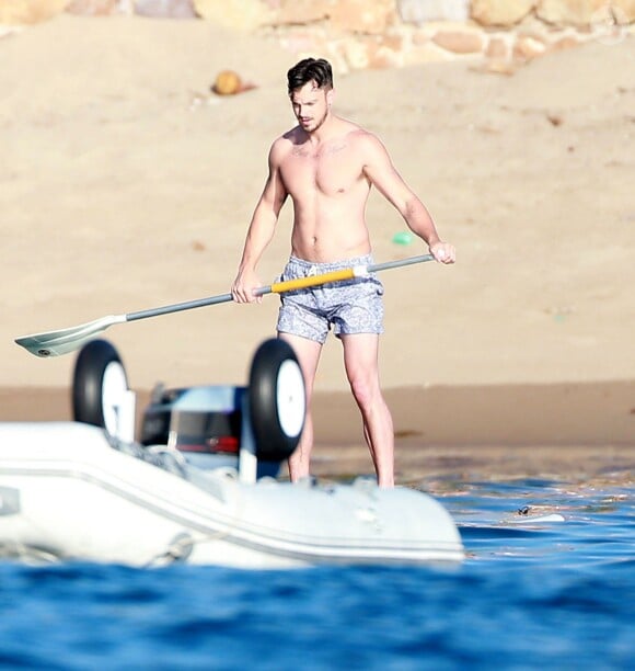 Exclusif - Lea Michele et son compagnon Matthew Paetz profitent de la dernière journée de 2014 pour faire du paddle board à Cabo San Lucas, au Mexique, le 31 décembre 2014, pendant leurs vacances en amoureux.