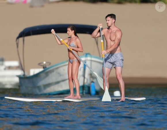 Exclusif - Lea Michele et son compagnon Matthew Paetz profitent de la dernière journée de 2014 pour faire du paddle board à Cabo San Lucas, au Mexique, le 31 décembre 2014, pendant leurs vacances en amoureux.