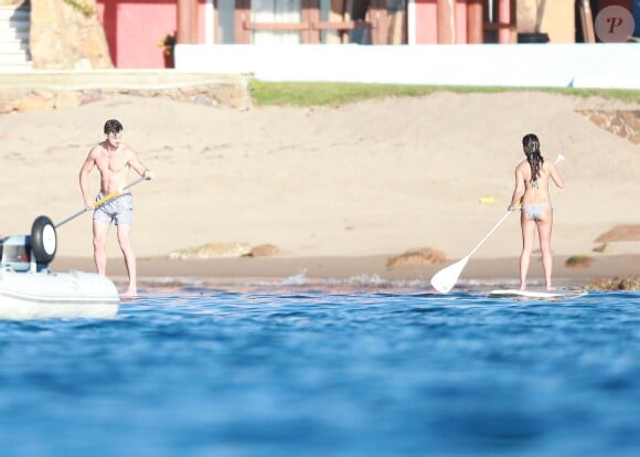 Exclusif - Lea Michele et son compagnon Matthew Paetz profitent de la dernière journée de 2014 pour faire du paddle board à Cabo San Lucas, au Mexique, le 31 décembre 2014, pendant leurs vacances en amoureux.