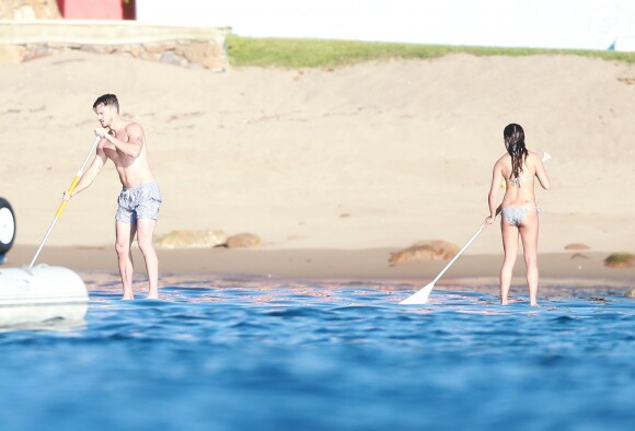 Exclusif - Lea Michele et son compagnon Matthew Paetz profitent de la dernière journée de 2014 pour faire du paddle board à Cabo San Lucas, au Mexique, le 31 décembre 2014, pendant leurs vacances en amoureux.