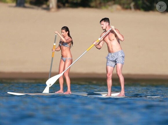 Exclusif - Lea Michele et son compagnon Matthew Paetz profitent de la dernière journée de 2014 pour faire du paddle board à Cabo San Lucas, au Mexique, le 31 décembre 2014, pendant leurs vacances en amoureux.