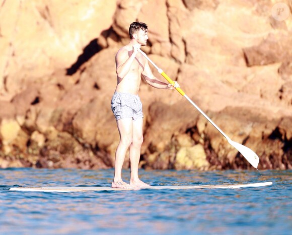 Exclusif - Lea Michele et son compagnon Matthew Paetz profitent de la dernière journée de 2014 pour faire du paddle board à Cabo San Lucas, au Mexique, le 31 décembre 2014, pendant leurs vacances en amoureux.
