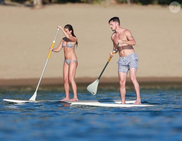 Exclusif - Lea Michele et son compagnon Matthew Paetz profitent de la dernière journée de 2014 pour faire du paddle board à Cabo San Lucas, au Mexique, le 31 décembre 2014, pendant leurs vacances en amoureux.
