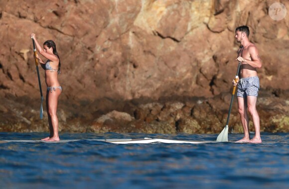 Exclusif - Lea Michele et son compagnon Matthew Paetz profitent de la dernière journée de 2014 pour faire du paddle board à Cabo San Lucas, au Mexique, le 31 décembre 2014, pendant leurs vacances en amoureux.