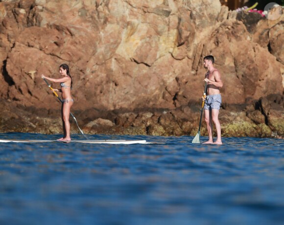 Exclusif - Lea Michele et son compagnon Matthew Paetz profitent de la dernière journée de 2014 pour faire du paddle board à Cabo San Lucas, au Mexique, le 31 décembre 2014, pendant leurs vacances en amoureux.