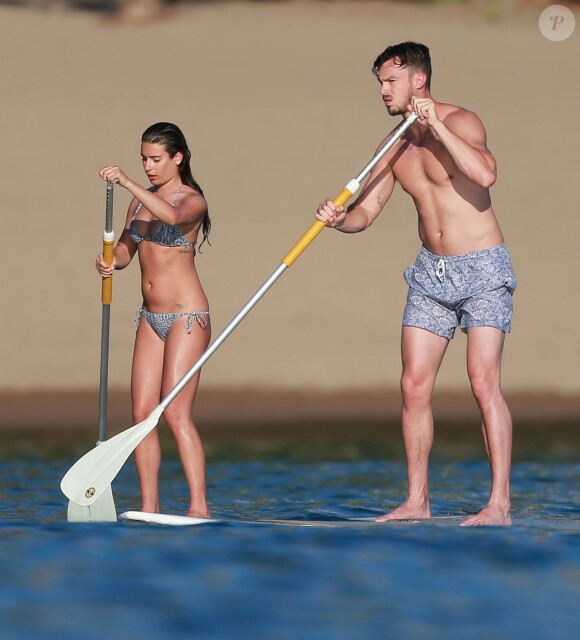 Exclusif - Lea Michele et son compagnon Matthew Paetz profitent de la dernière journée de 2014 pour faire du paddle board à Cabo San Lucas, au Mexique, le 31 décembre 2014, pendant leurs vacances en amoureux.