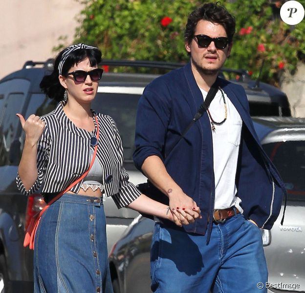 Katy Perry et son petit ami John Mayer se baladent et font du shopping &agrave; Hollywood. Katy ne porte plus l'alliance qu'elle avait &agrave; l'annulaire gauche lors de la Saint-Valentin alors que des rumeurs de fian&ccedil;ailles se font de plus en plus pr&eacute;ssantes. Le 16 f&eacute;vrier 2014
