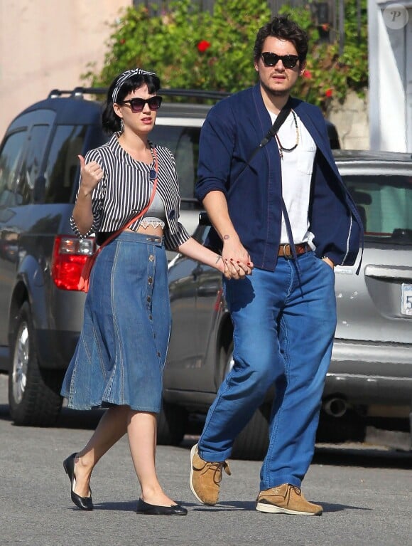 Katy Perry et son petit ami John Mayer se baladent et font du shopping à Hollywood. Katy ne porte plus l'alliance qu'elle avait à l'annulaire gauche lors de la Saint-Valentin alors que des rumeurs de fiançailles se font de plus en plus préssantes.  