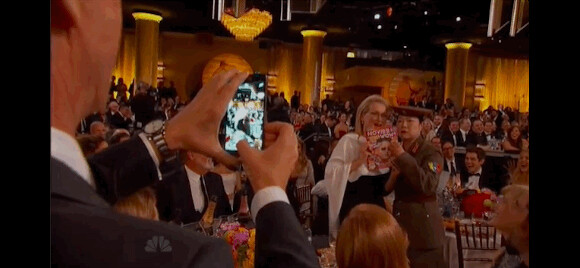 Benedict Cumberbatch photobombe Meryl Streep et Margaret Cho pendant la cérémonie des Golden Globes 2015.