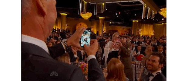 Benedict Cumberbatch photobombe Meryl Streep et Margaret Cho pendant la cérémonie des Golden Globes 2015.