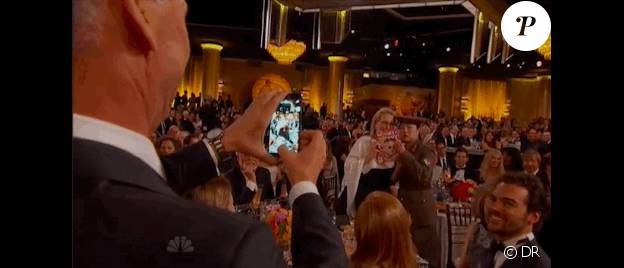 Benedict Cumberbatch photobombe Meryl Streep et Margaret Cho pendant la cérémonie des Golden Globes 2015.