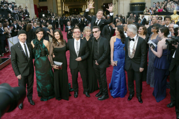 Benedict Cumberbatch photobombe le groupe U2 aux Oscars 2014.