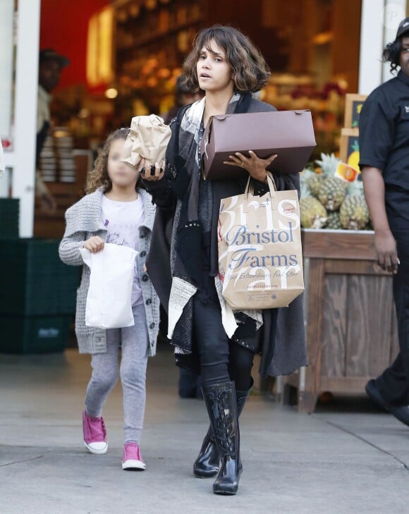 Halle Berry fait des courses avec sa fille Nahla à Beverly Hills, le 12 janvier 2015.