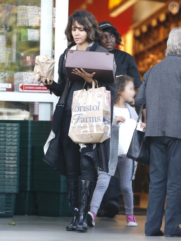 Halle Berry fait des courses au Bristol Farms avec sa fille Nahla à Beverly Hills, le 12 janvier 2015.