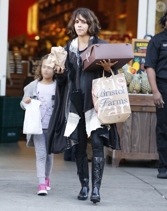 Halle Berry fait des courses au Bristol Farms avec sa fille Nahla à Beverly Hills, le 12 janvier 2015.