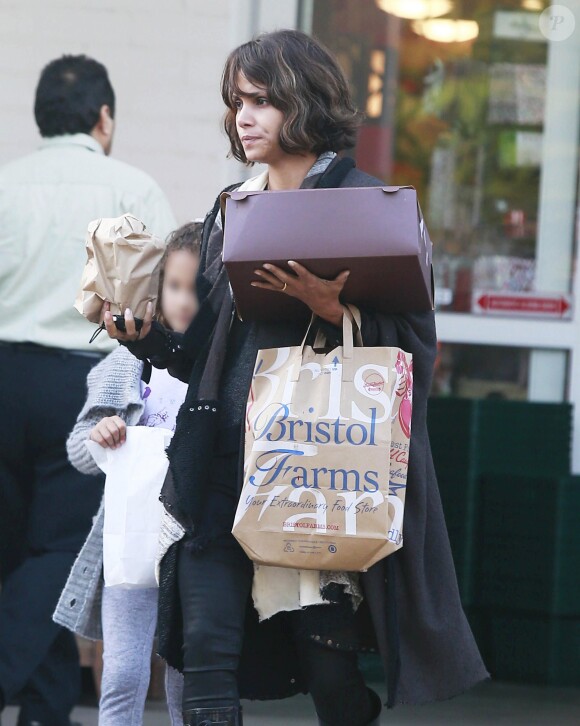 Halle Berry fait des courses au Bristol Farms avec sa fille Nahla à Beverly Hills, le 12 janvier 2015.