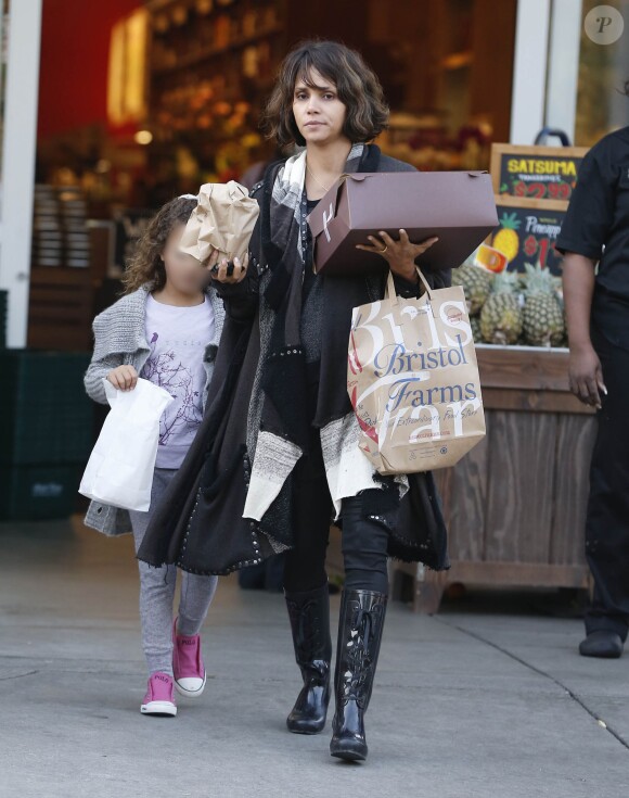 Halle Berry fait des courses au Bristol Farms avec sa fille Nahla à Beverly Hills, le 12 janvier 2015.