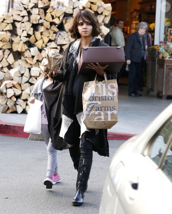 Halle Berry fait des courses au Bristol Farms avec sa fille Nahla à Beverly Hills, le 12 janvier 2015.