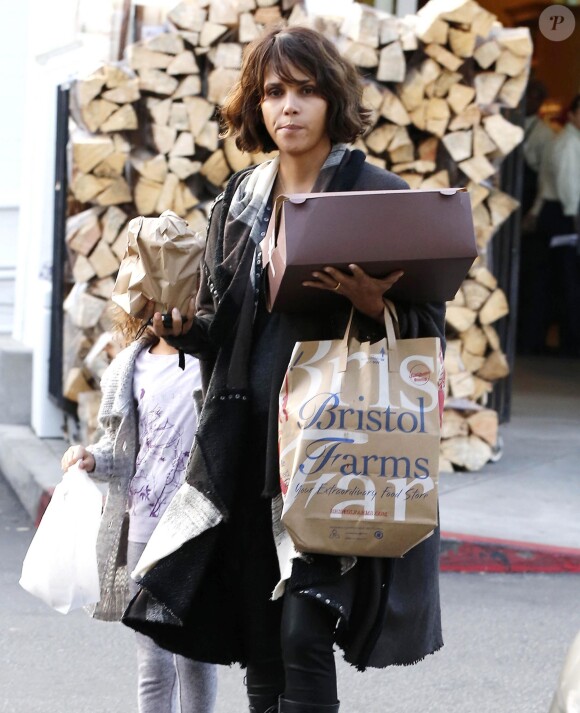 Halle Berry fait des courses au Bristol Farms avec sa fille Nahla à Beverly Hills, le 12 janvier 2015.