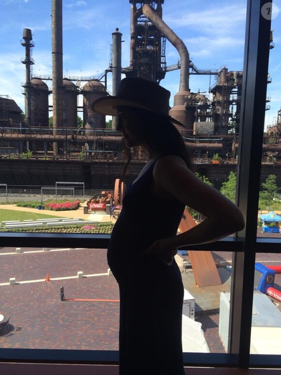 Vanessa Carlton pose enceinte sur Facebook le 26 juin 2014.