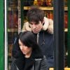 Liam Gallagher et sa compagne Debbie Gwyther se promènent dans les rues de Londres, le 6 janvier 2014. Le rockeur aurait présenté sa nouvelle amoureuse à sa mère durant les fêtes de Noël qu'il a passées à Manchester.