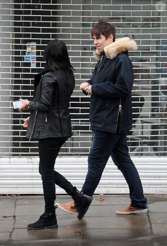 Liam Gallagher et sa compagne Debbie Gwyther se promènent dans les rues de Londres, le 6 janvier 2014. Le rockeur aurait présenté sa nouvelle amoureuse à sa mère durant les fêtes de Noël qu'il a passées à Manchester.