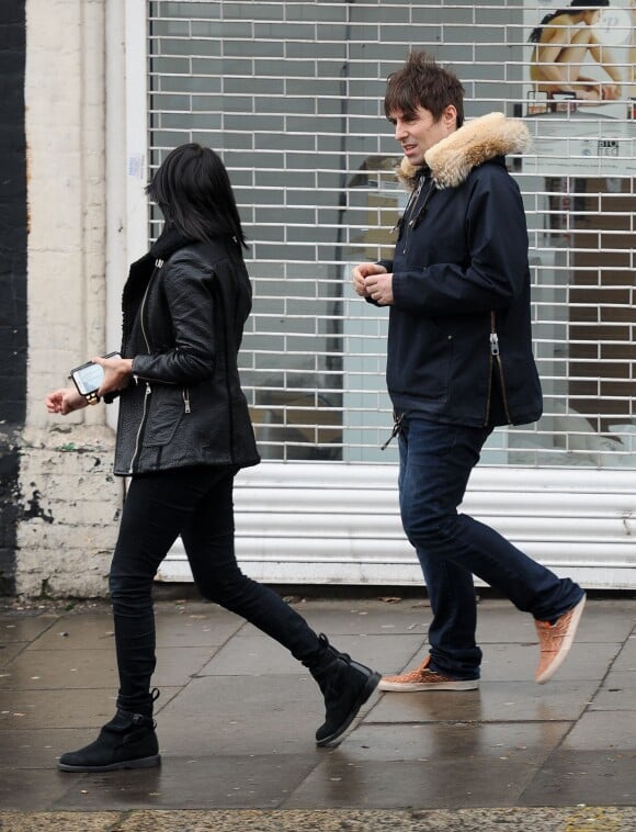 Liam Gallagher et sa compagne Debbie Gwyther se promènent dans les rues de Londres, le 6 janvier 2014. Le rockeur aurait présenté sa nouvelle amoureuse à sa mère durant les fêtes de Noël qu'il a passées à Manchester.