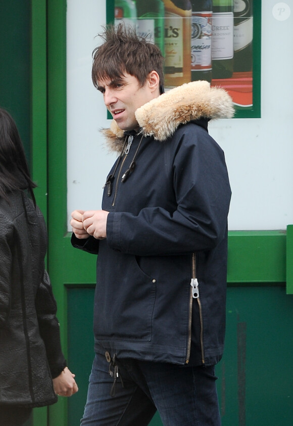 Liam Gallagher et sa compagne Debbie Gwyther se promènent dans les rues de Londres, le 6 janvier 2014. Le rockeur aurait présenté sa nouvelle amoureuse à sa mère durant les fêtes de Noël qu'il a passées à Manchester.