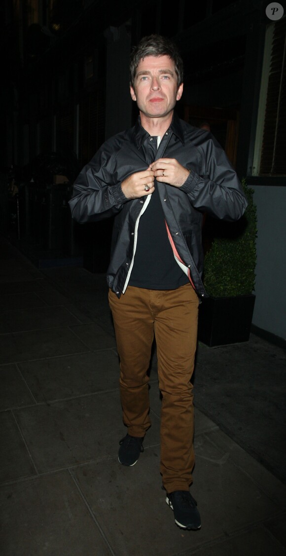 Noel Gallagher et Sara MacDonald à la sortie du Groucho Club à Londres vers 1h du matin ce mercredi 28 août 2013.