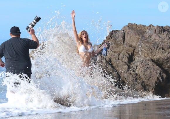 Exclusif - Le mannequin Kennedy Summers s'amuse lors de son shooting pour 138 Water à Malibu. Los Angeles, le 13 janvier 2015.