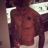 Justin Bieber retouché pour Calvin Klein : À moitié nu pour répondre aux haters