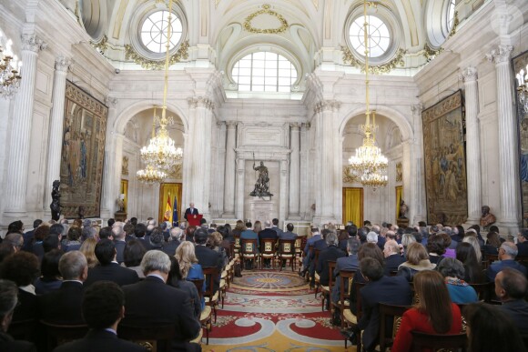 Le roi Felipe VI et la reine Letizia d'Espagne présidaient le 15 janvier 2015, au palais royal à Madrid, la cérémonie de remise des Prix nationaux de recherche 2014. Chacun portait au poignet un bracelet jaune remis quelques jours plus tôt par l'Association pour la rationalisation des horaires espagnols.